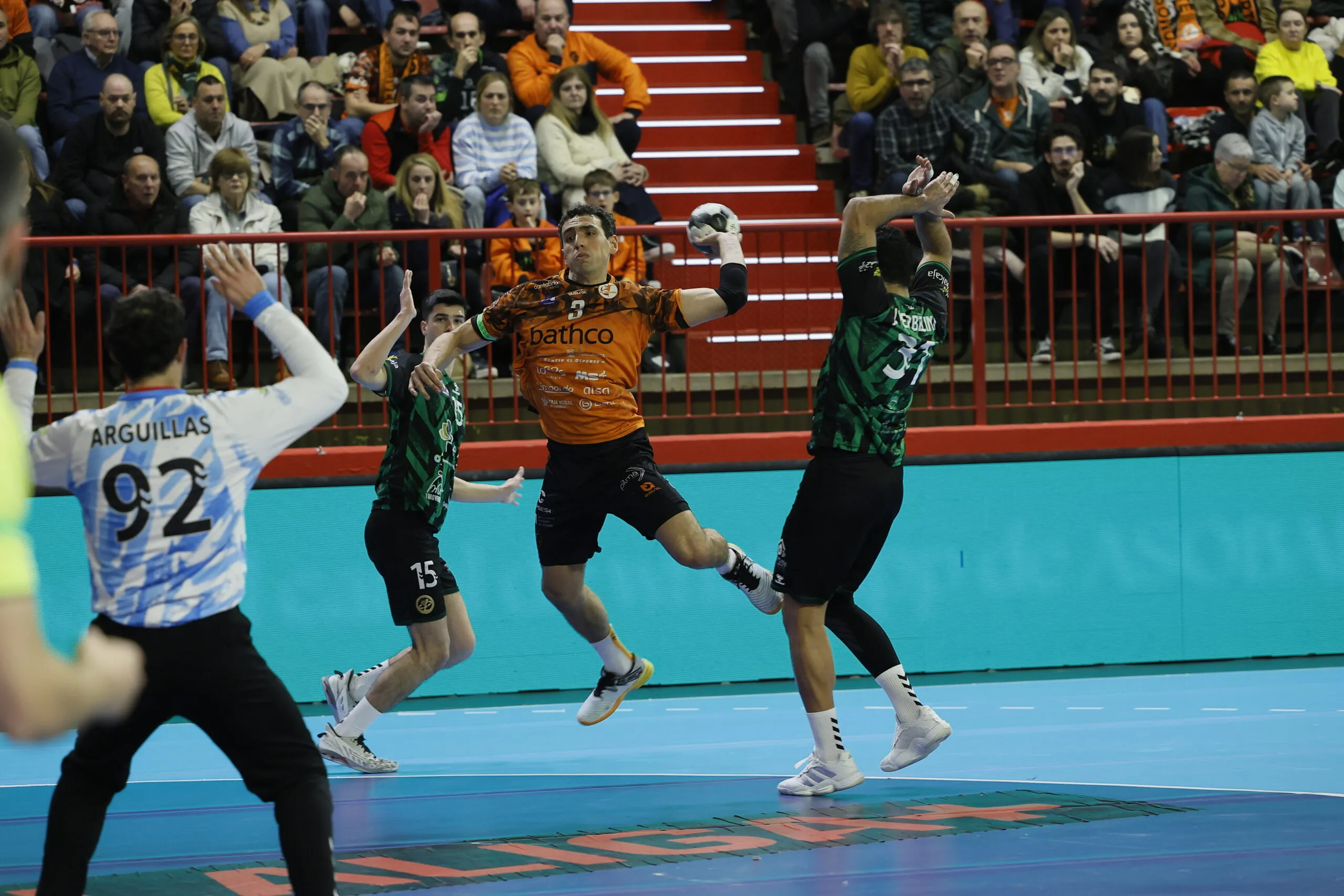 El Bathco BM Torrelavega afronta una batalla directa por la zona alta en Logroño