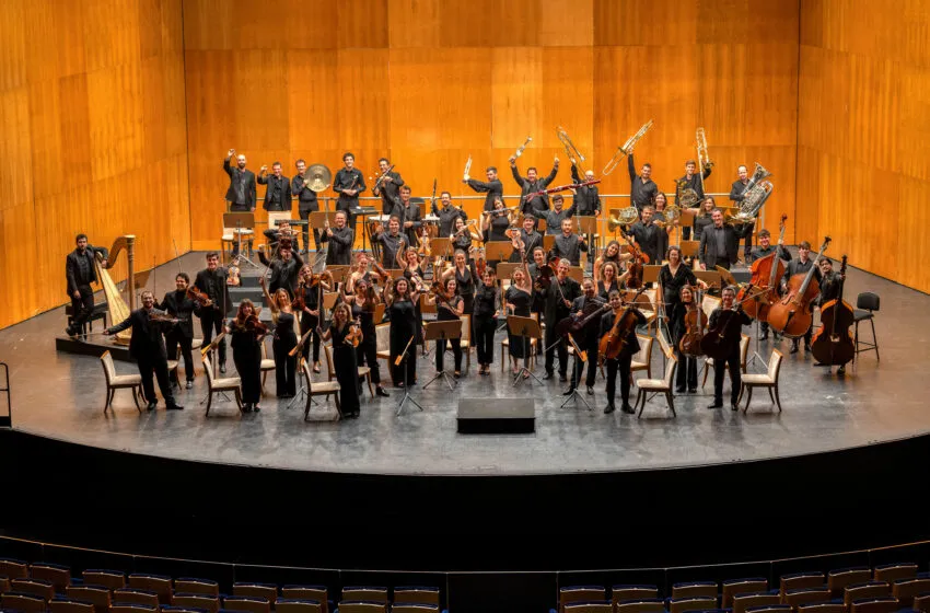 Antonio Noguera guía al público por los secretos del gran repertorio sinfónico en Santander