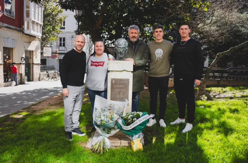 El Racing honra a sus fundadores 113 años después con una ofrenda en la Plaza de Pombo