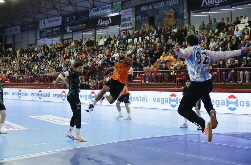  El Vicente Trueba sufre… y sonríe: victoria agónica del Bathco BM Torrelavega en su regreso a la Liga