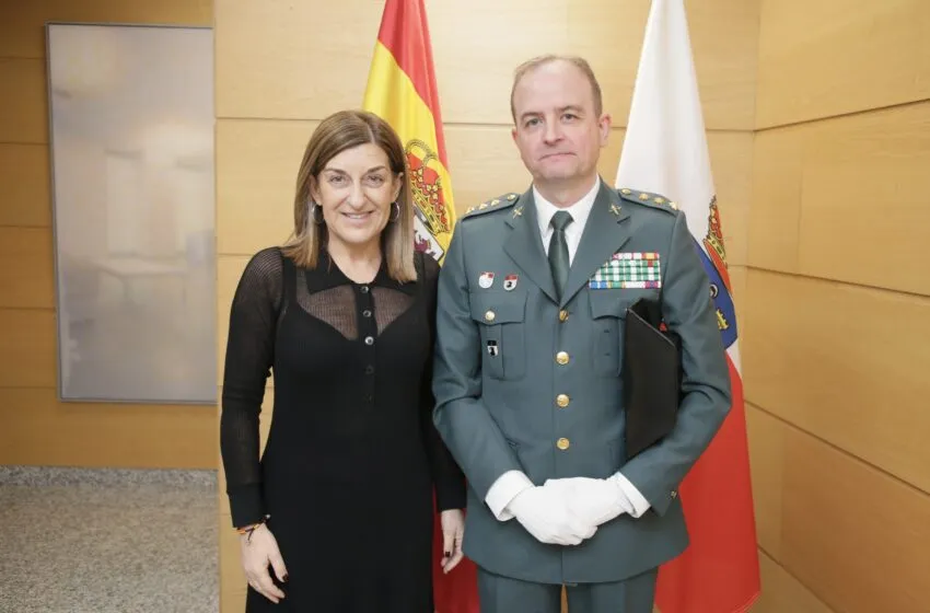  María José Sáenz de Buruaga recibe al nuevo jefe de la Guardia Civil en Cantabria, el coronel Jorge Bodelón