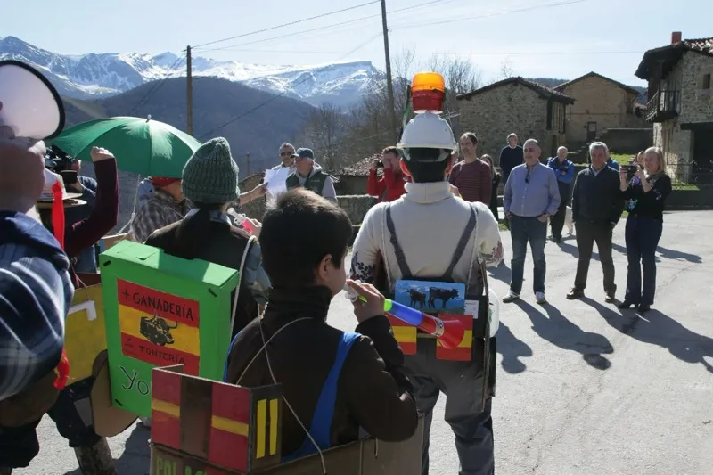 El Gobierno de Cantabria respalda las mascaradas de invierno en Polaciones y Liébana como motor de identidad y dinamización rural