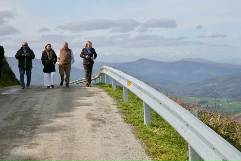  Urrutia destaca en Saro la apuesta del Gobierno de Cantabria por la mejora de servicios en los pequeños municipios