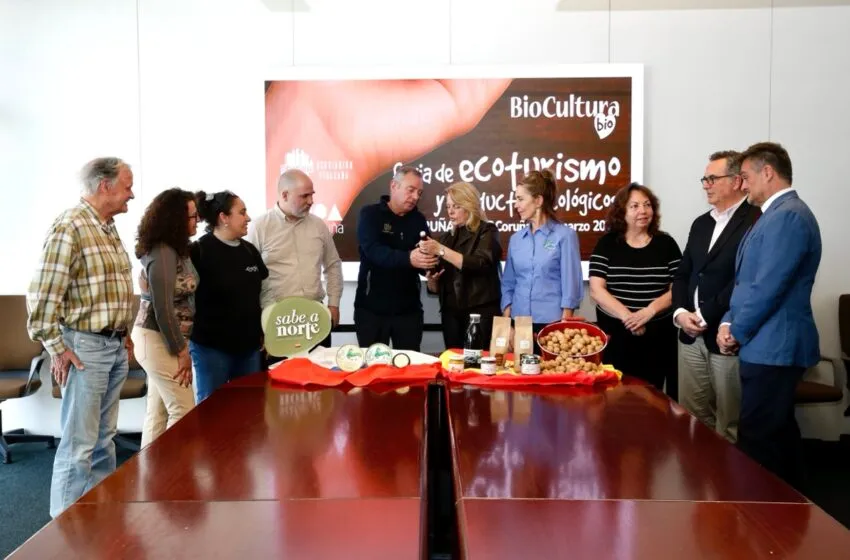 La consejera se reúne con los productores cántabros. (Foto: Lara Revilla).