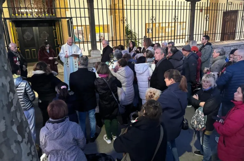  La iglesia parroquial de la Santa Cruz acoge este sábado la bendición de mascotas para celebrar San Antón
