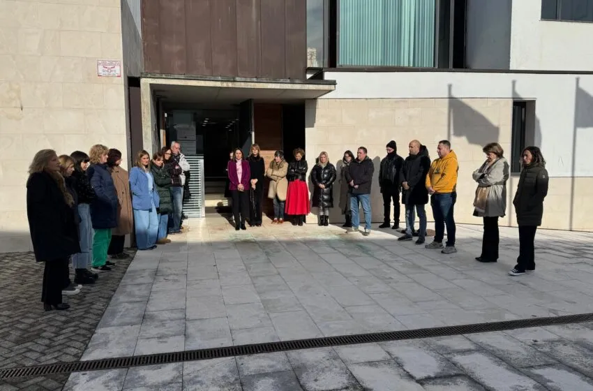  Minuto de silencio en Bezana en recuerdo a las víctimas del accidente ferroviario de Córdoba