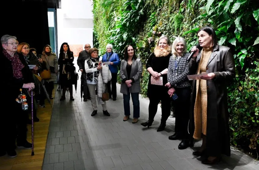  La alcaldesa inaugura la muestra de la pintora Ana Canal en Tabacalera