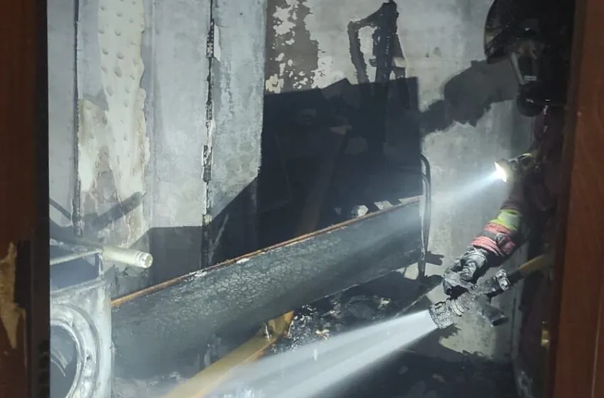 El incendio registrado esta mañana en la calle José Posada Herrera se salda sin víctimas personales