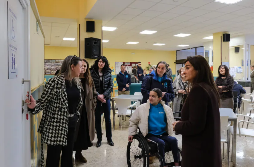  El Gobierno habilita un aseo adaptado para personas dependientes y ostomizadas en el Centro Social de Mayores de Cañadío