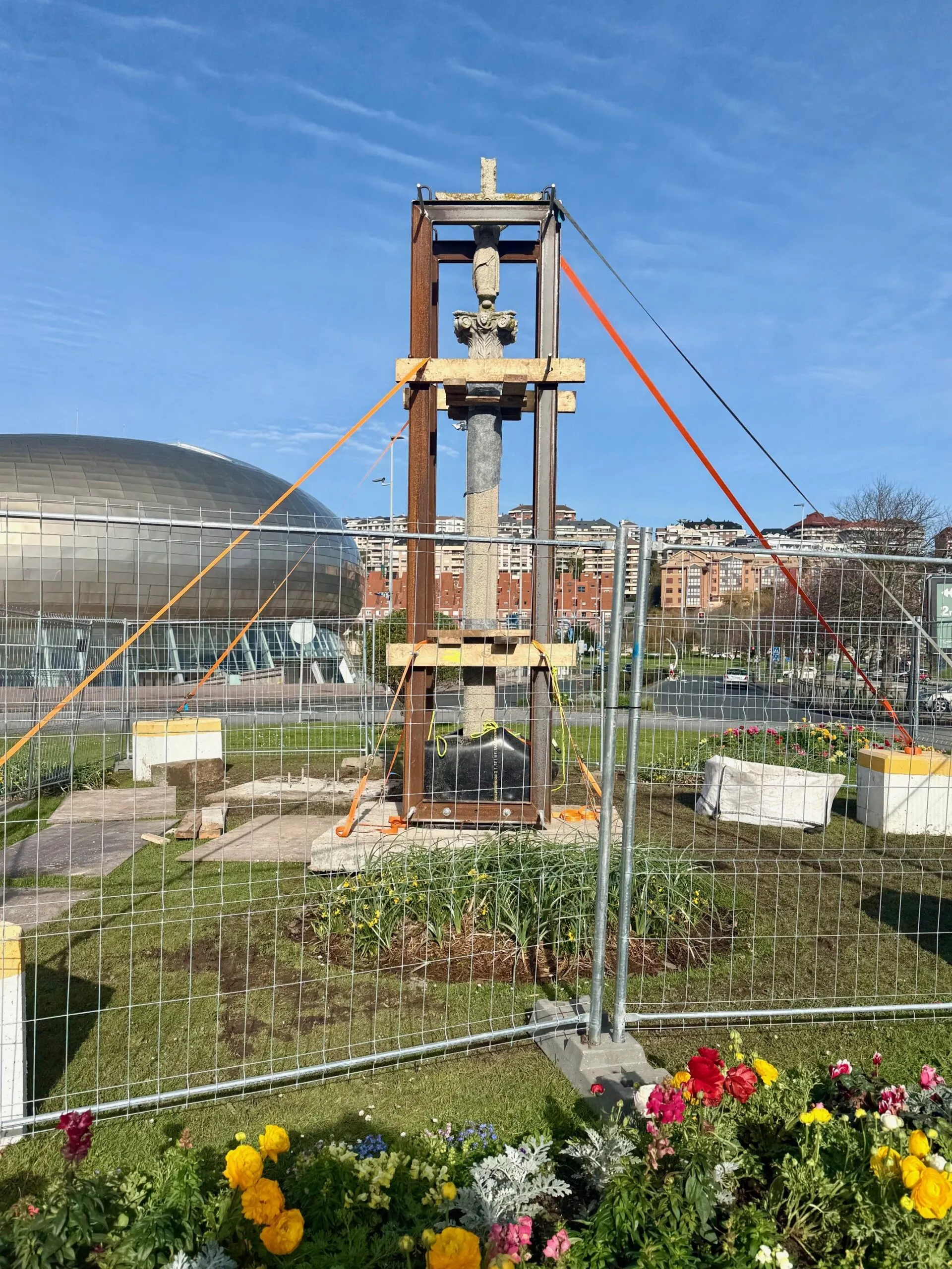 El Ayuntamiento actúa en el cruceiro de la rotonda de El Sardinero para elevarlo e iluminarlo