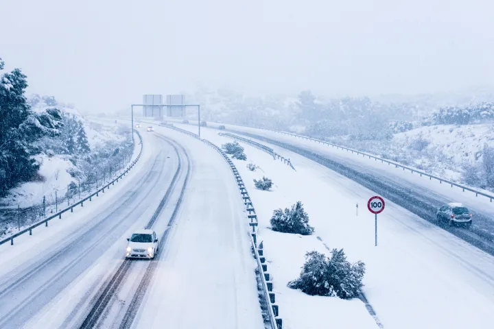  La DGT lanza un aviso urgente por la borrasca Leonardo: lluvias extremas y nieve amenazan la circulación en gran parte de España