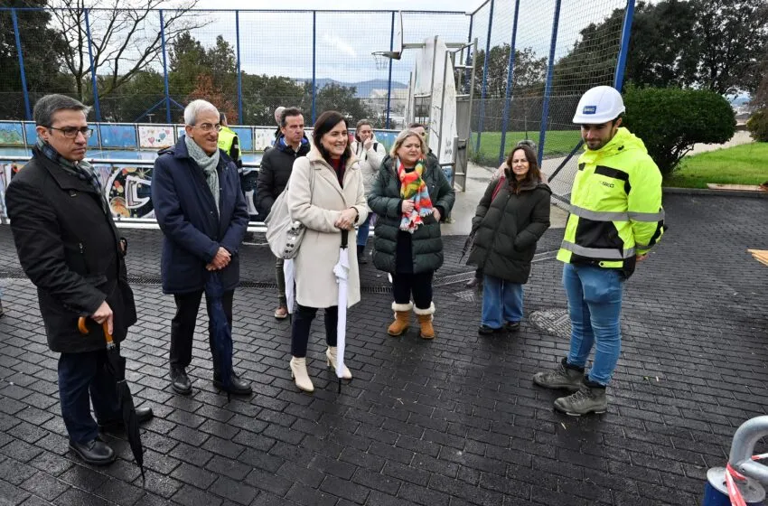 Noticias de Cantabria | El Cántabro | La alcaldesa comprueba junto a los vecinos las obras de renovación integral del Grupo Velarde