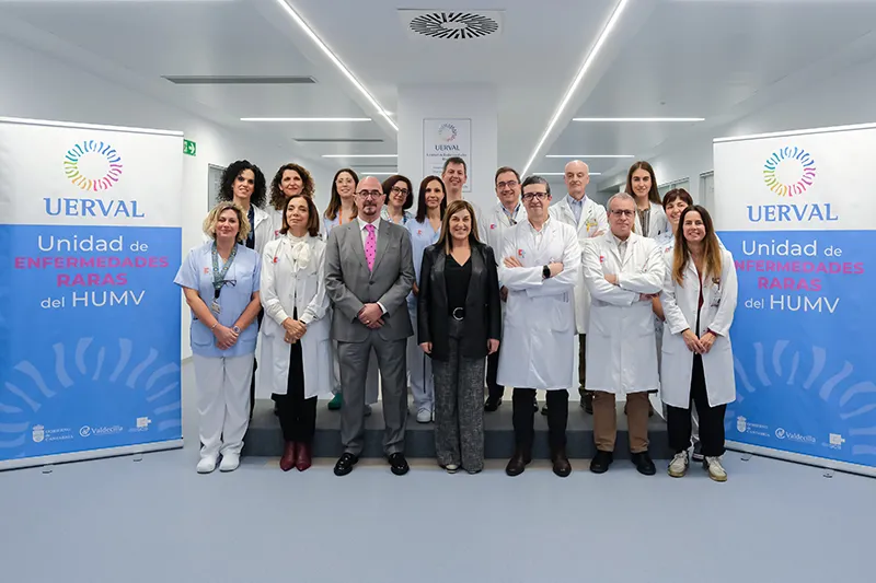 Foto de grupo de la presidenta, el consejero y el gerente de Valdecilla con algunos de los profesionales sanitarios que prestarán servicio en la Unidad de Enfermedades Raras (Raúl Lucio)