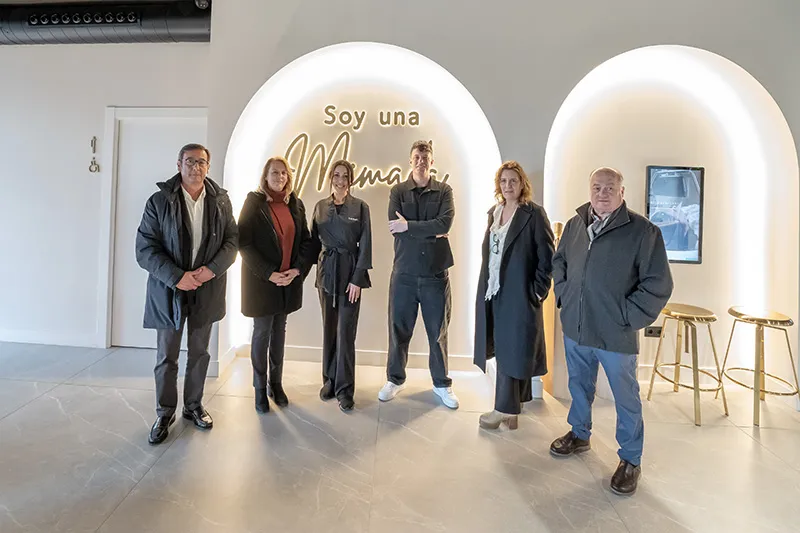 La consejera María Jesús Susinos durante su visita a la empresa Mima tu Cabello by Lara Fernández. (Foto: José Cavia)