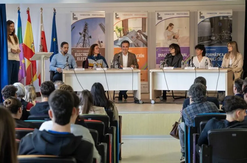  El Ayuntamiento de Camargo cierra en el IES Valle de Camargo las X Jornadas de Orientación Laboral para estudiantes de FP