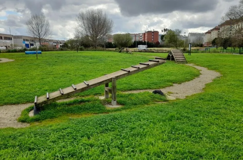  Camargo realiza trabajos de mantenimiento en los elementos de agilidad del parque canino