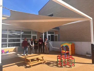  Piélagos instala una pérgola en el patio del aula de 2 años del CEIP El Mimbral para facilitar actividades al aire libre protegidos en cualquier época del año