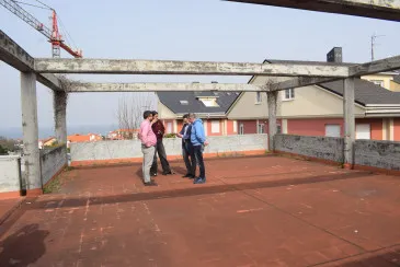  Piélagos convertirá la terraza en desuso de la Oficina municipal de Liencres en una nueva sala polivalente con vistas al mar para los vecinos