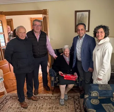  Piélagos felicita a Elena Barquín, una vecina de Parbayón que este domingo ha cumplido 100 año