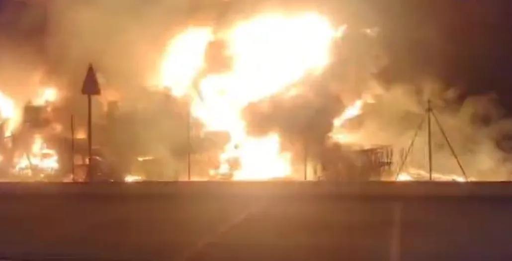 Incendio en una nave industrial de los Tanagos.