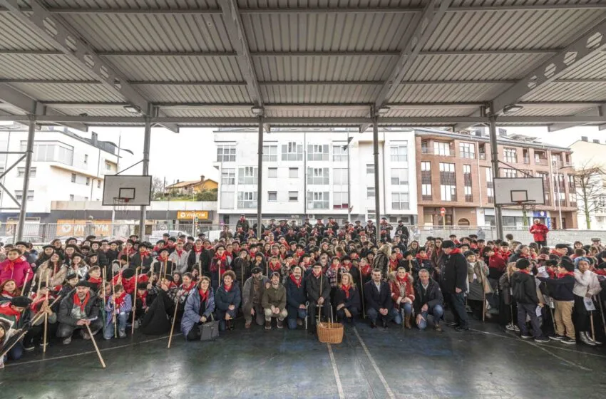 Más de 400 escolares participan en “Las Marzucas” en la Plaza de La Llama junto a la Ronda Marcera de Torrelavega
