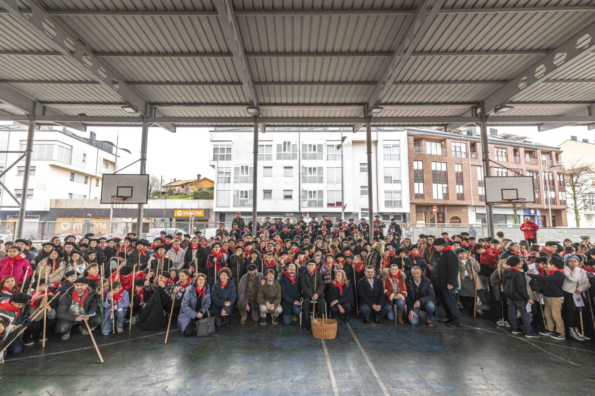 Más de 400 escolares participan en “Las Marzucas” en la Plaza de La Llama junto a la Ronda Marcera de Torrelavega