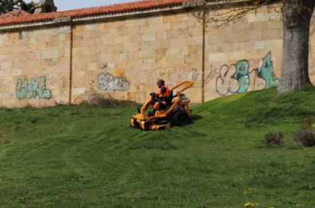 La llegada de la primavera marca el inicio de la siega en parques y jardines