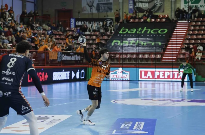 El Bathco BM Torrelavega busca su tercera victoria consecutiva ante Tubos Aranda en el Vicente Trueba