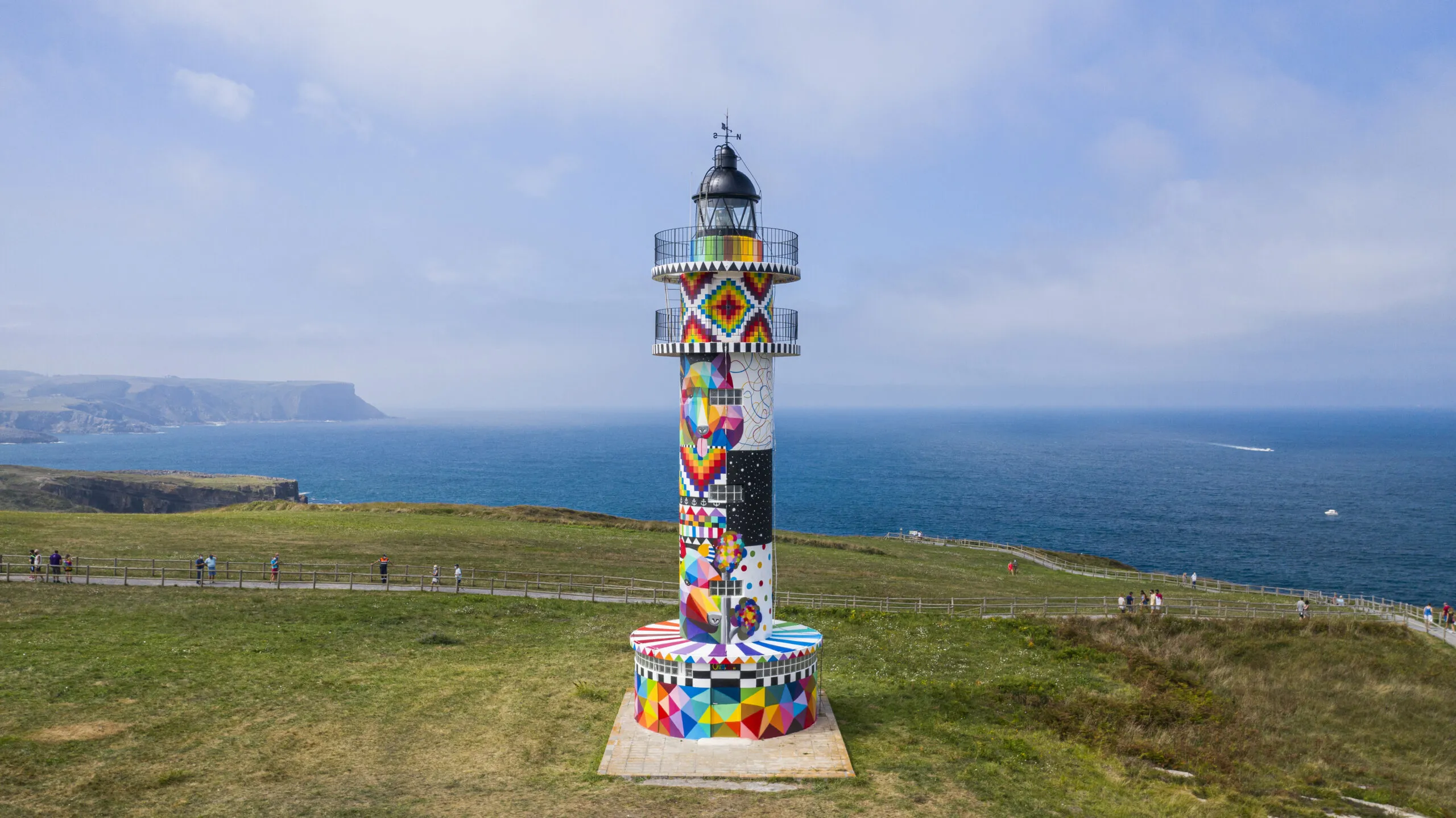 Okuda San Miguel celebra 30 años llevando el color cántabro al mundo