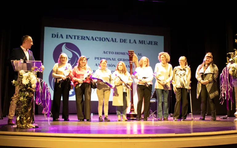  Reinosa homenajea a las trabajadoras de la Residencia San Francisco en el 8M
