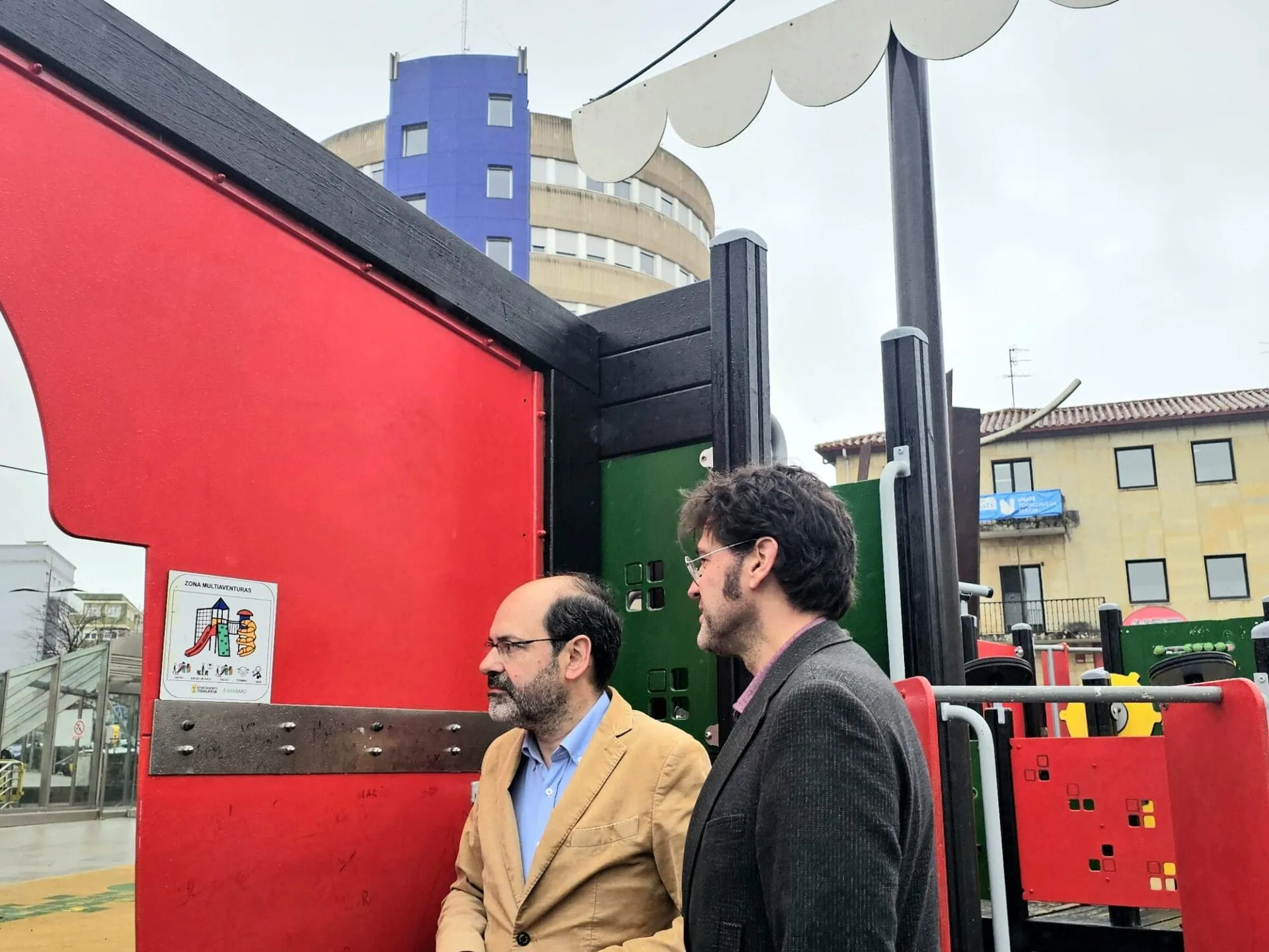Torrelavega instala pictogramas en los parques infantiles dentro del plan “Torrelavega, una ciudad para tod@s”