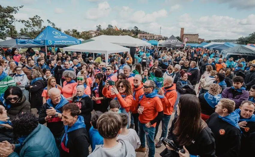3.000 PEÑISTAS LLENAN DE AMBIENTE Y COLOR LAS CALLES DE ASTILLERO EN EL CONCURSO DE “ALUBIAS CON…”