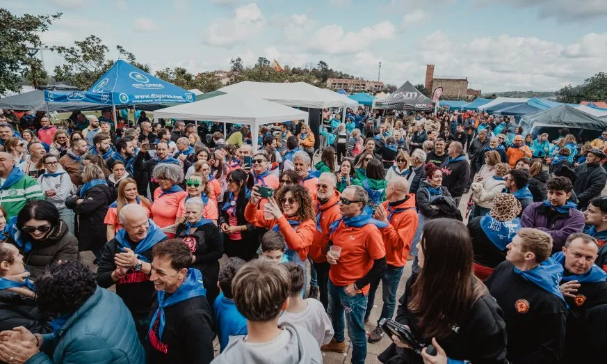 3.000 PEÑISTAS LLENAN DE AMBIENTE Y COLOR LAS CALLES DE ASTILLERO EN EL CONCURSO DE “ALUBIAS CON…”