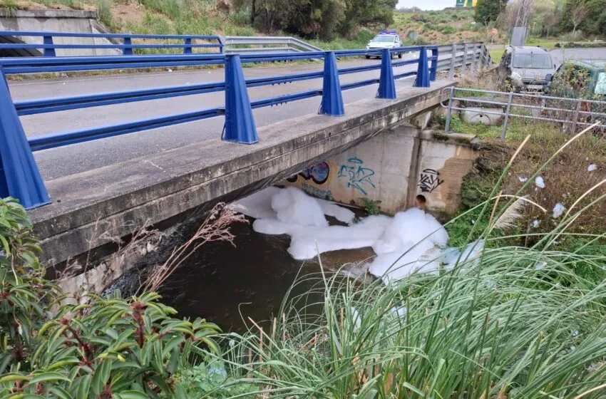  Alarma ambiental en Bezana: investigan un nuevo vertido que vuelve a llenar de espuma el arroyo Otero