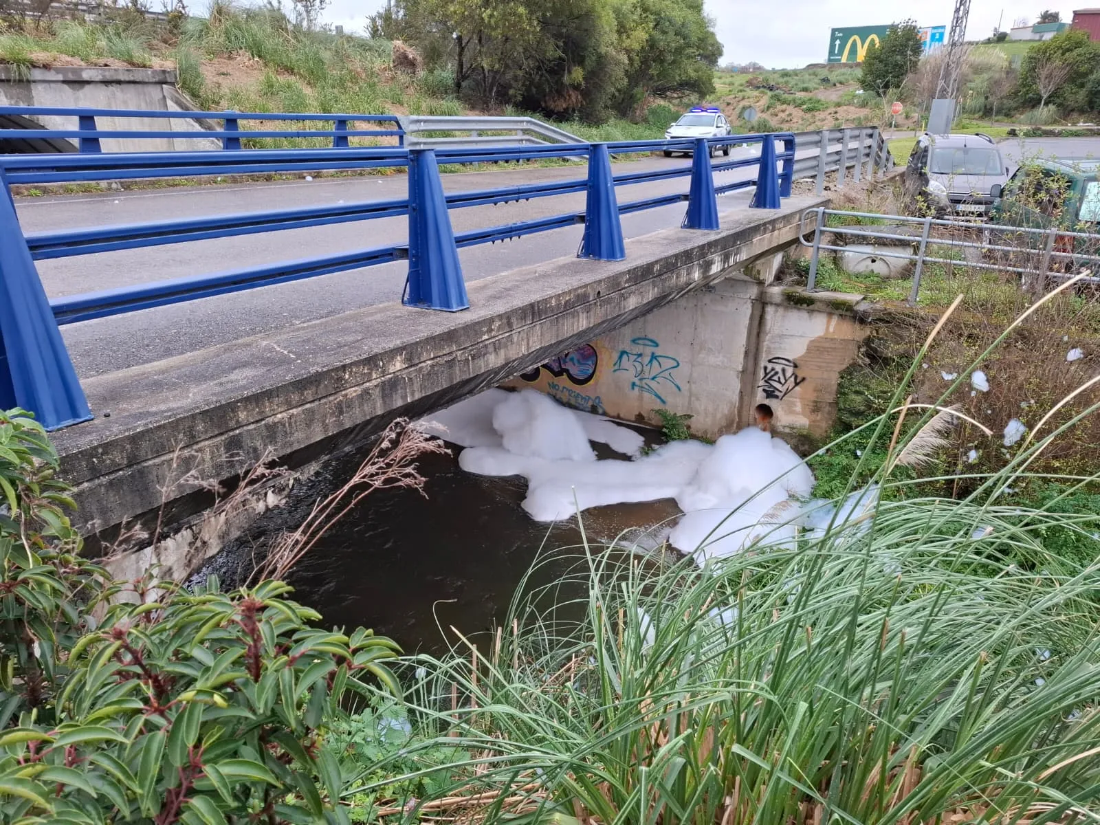 Alarma ambiental en Bezana: investigan un nuevo vertido que vuelve a llenar de espuma el arroyo Otero