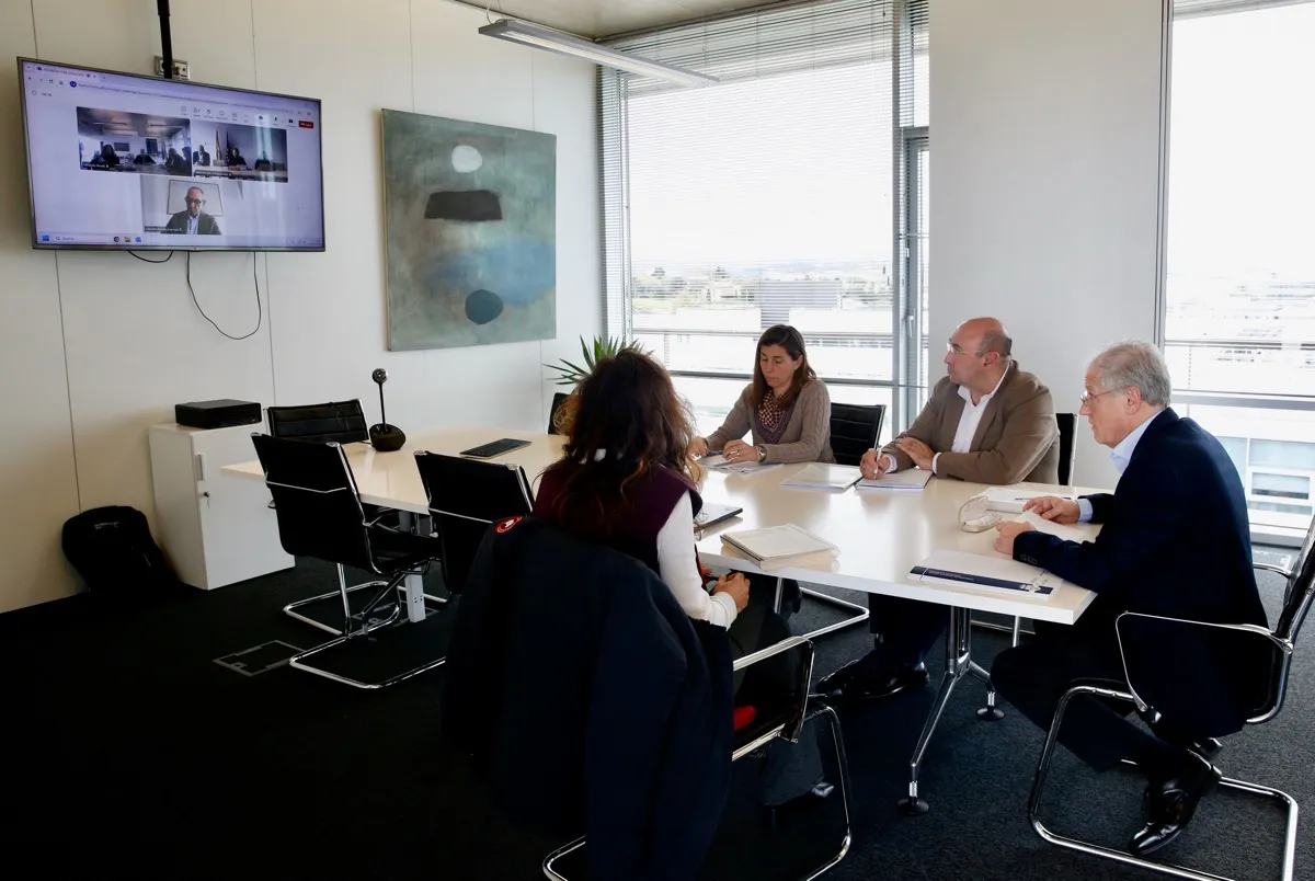 Gobierno de Cantabria y Ministerio de Industria impulsan un grupo de trabajo con Solvay para garantizar la competitividad de su transición energética