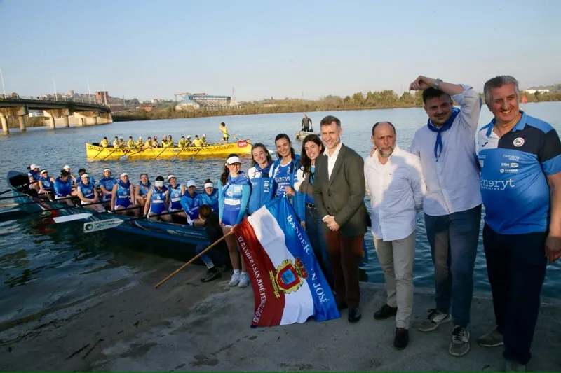 Martínez Abad celebra el triunfo de la S.D. de Remo Astillero en la XLII Regata Gran Premio San José