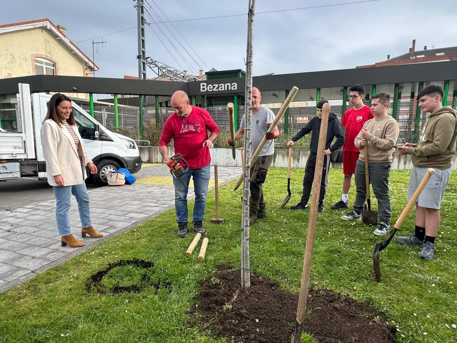 Bezana refuerza su apuesta ambiental con nuevas plantaciones y la mejora de zonas verdes y cauces