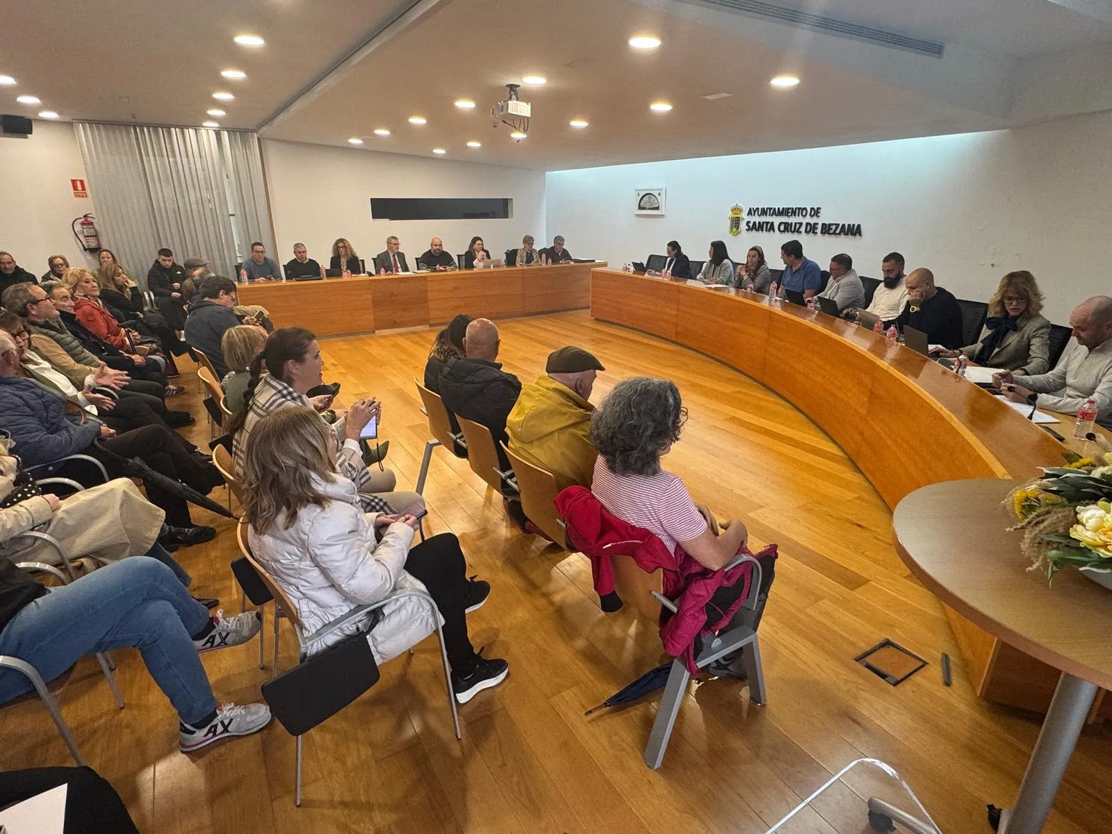 La alcaldesa de Bezana garantiza el rigor legal frente a futuros proyectos en la urbanización San Juan de la Canal