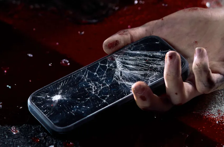 “No quieres perderte nada… y puedes perder la vida”: la DGT alerta del riesgo de mirar el móvil al cruzar