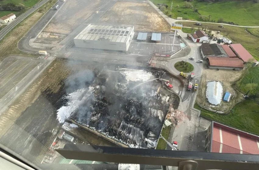  Controlado y cercano a la extinción el incendio de la nave industrial de los Tanágos