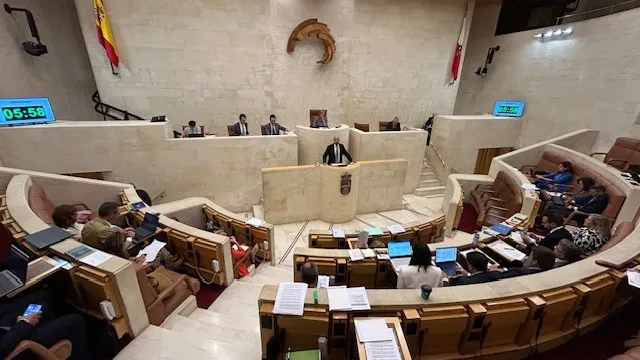 Carburantes, redes sociales y transporte rural centran el próximo pleno del Parlamento de Cantabria