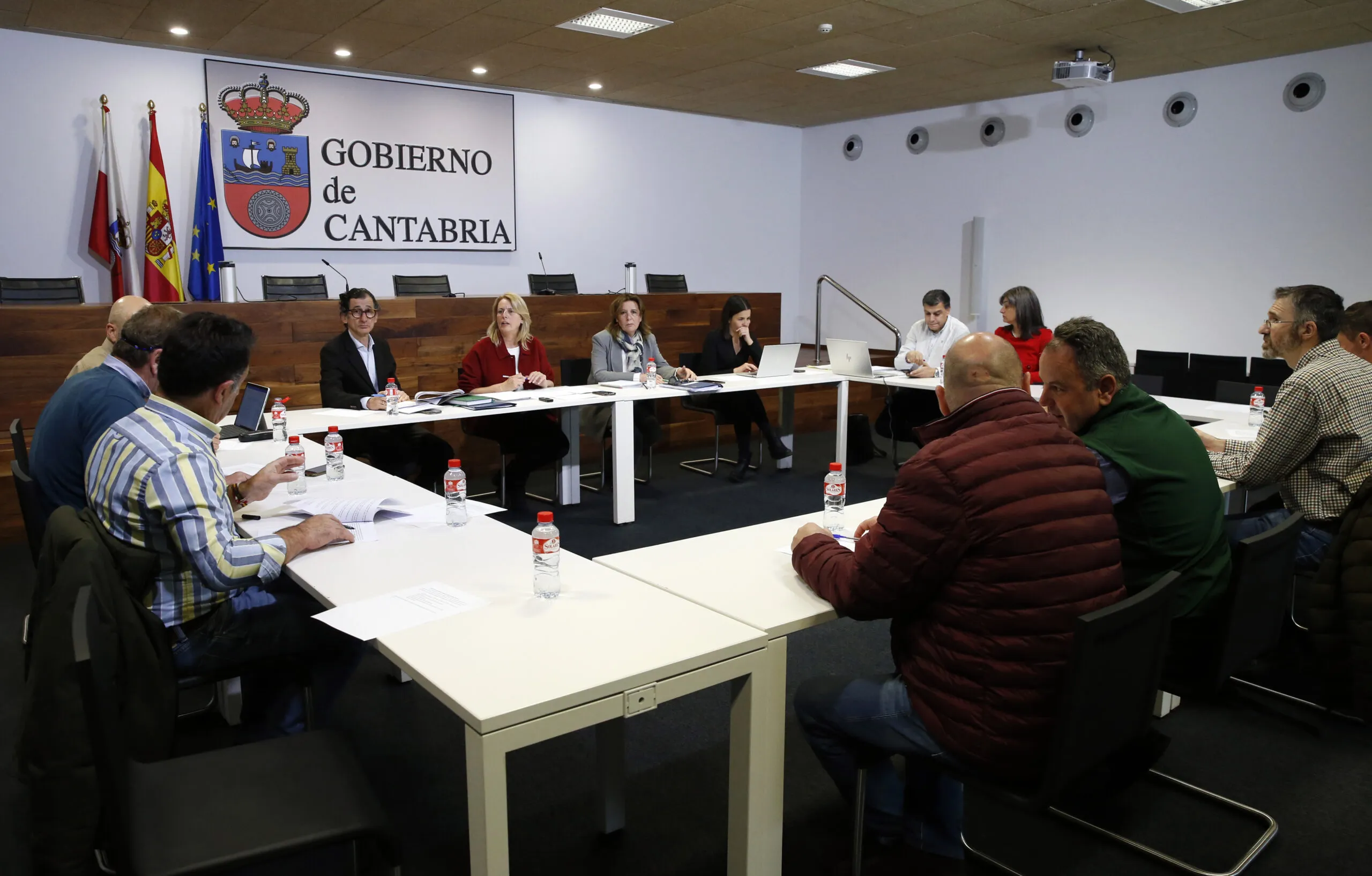 El Gobierno refuerza su apoyo al sector ganadero con nuevas medidas para mejorar la rentabilidad, la bioseguridad y la competitividad en la Mesa Regional Agraria