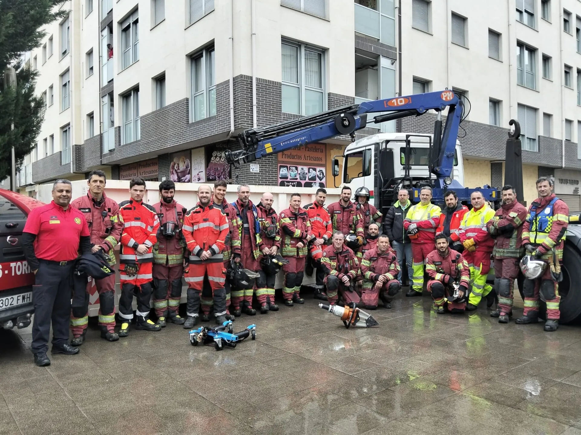 El Parque de Bomberos de Torrelavega se forma en la intervención en incendios en garajes subterráneos y vehículos eléctricos