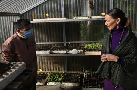 Gancedo visita el centro Princesa Letizia y comparte con los usuarios la actividad en los huertos