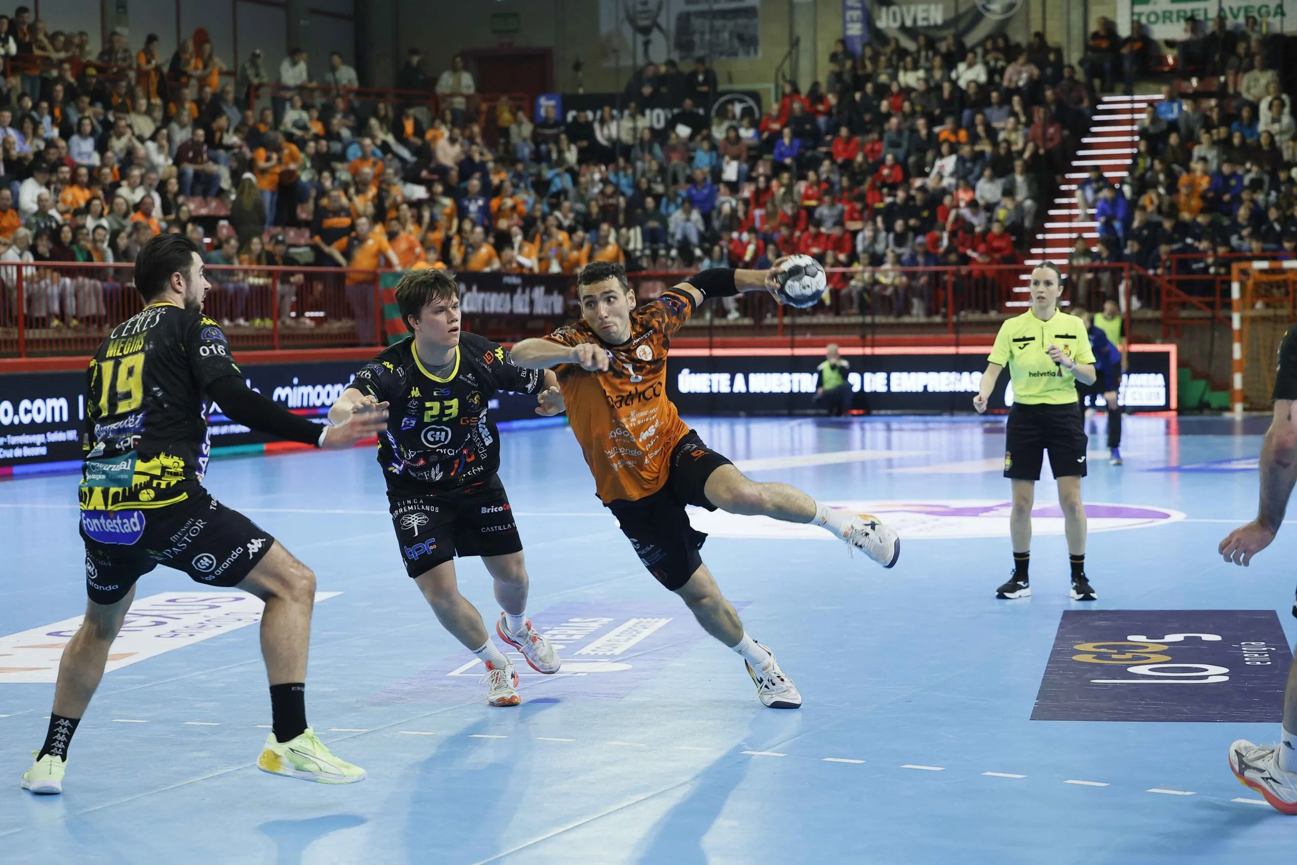 El Bathco BM Torrelavega busca revancha en O Gatañal para prolongar su racha de victorias