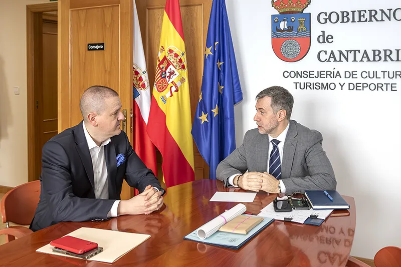 Martínez Abad muestra su apoyo a la financiación del nuevo polideportivo de San Felices de Buelna