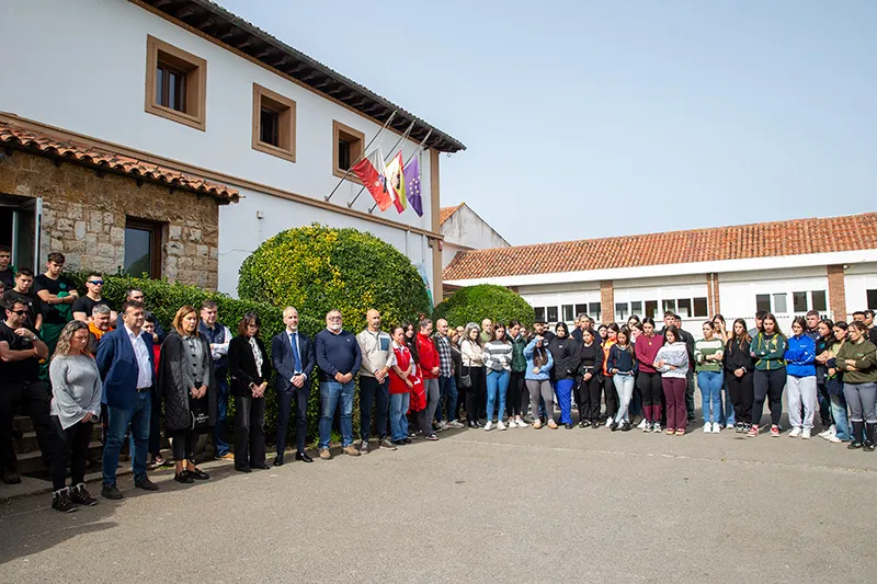 Silva acompaña a la comunidad educativa del CIFP La Granja en su recuerdo a los alumnos fallecidos en el suceso registrado en El Bocal