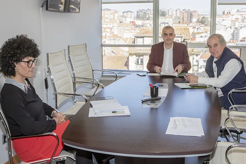 En la reunión tambien ha estado presente la directora general de Obras Públicas, Carmen Lopez. (Foto: Oficina de Comunicacion)