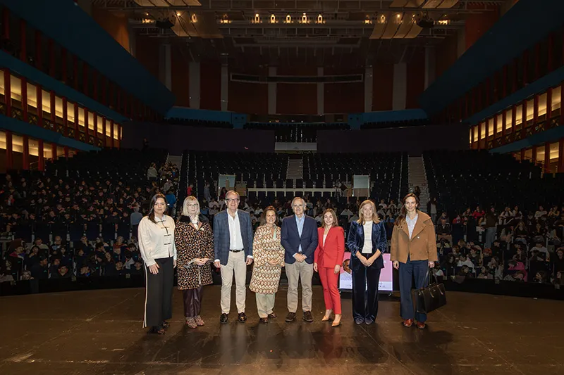 Gómez del Río anima a los jóvenes cántabros a «apostar por sus sueños, insistir y no desistir, y atreverse a intentarlo» para triunfar en la vida